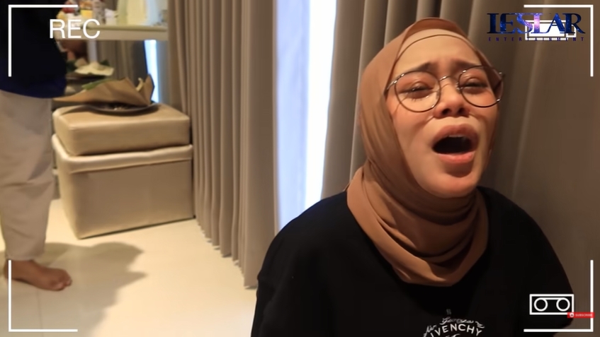 Yang nggak kalah jadi sorotan, Lesti pernah nangis sampai guling-guling di lantai dan mukulin Billar saat sang suami nggak mau mandi (video 28 Oktober 2021).