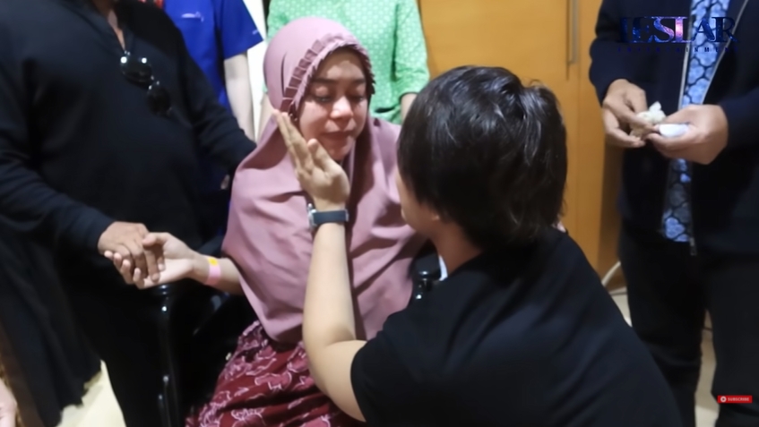Di kesempatan lain, tepatnya jelang persalinan baby Leslar (video 29 Desember 2021), Lesti kedapatan menangis saat minta doa restu sebelum masuk ruang operasi.