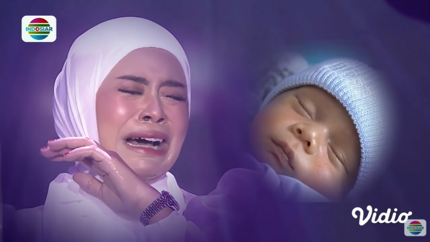 Lesti yang dikenal memiliki suara emas tak kuasa menahan tangisnya saat menyanyikan lagu Anakku untuk baby Leslar di acara Welcome Baby L (8 Januari 2022).