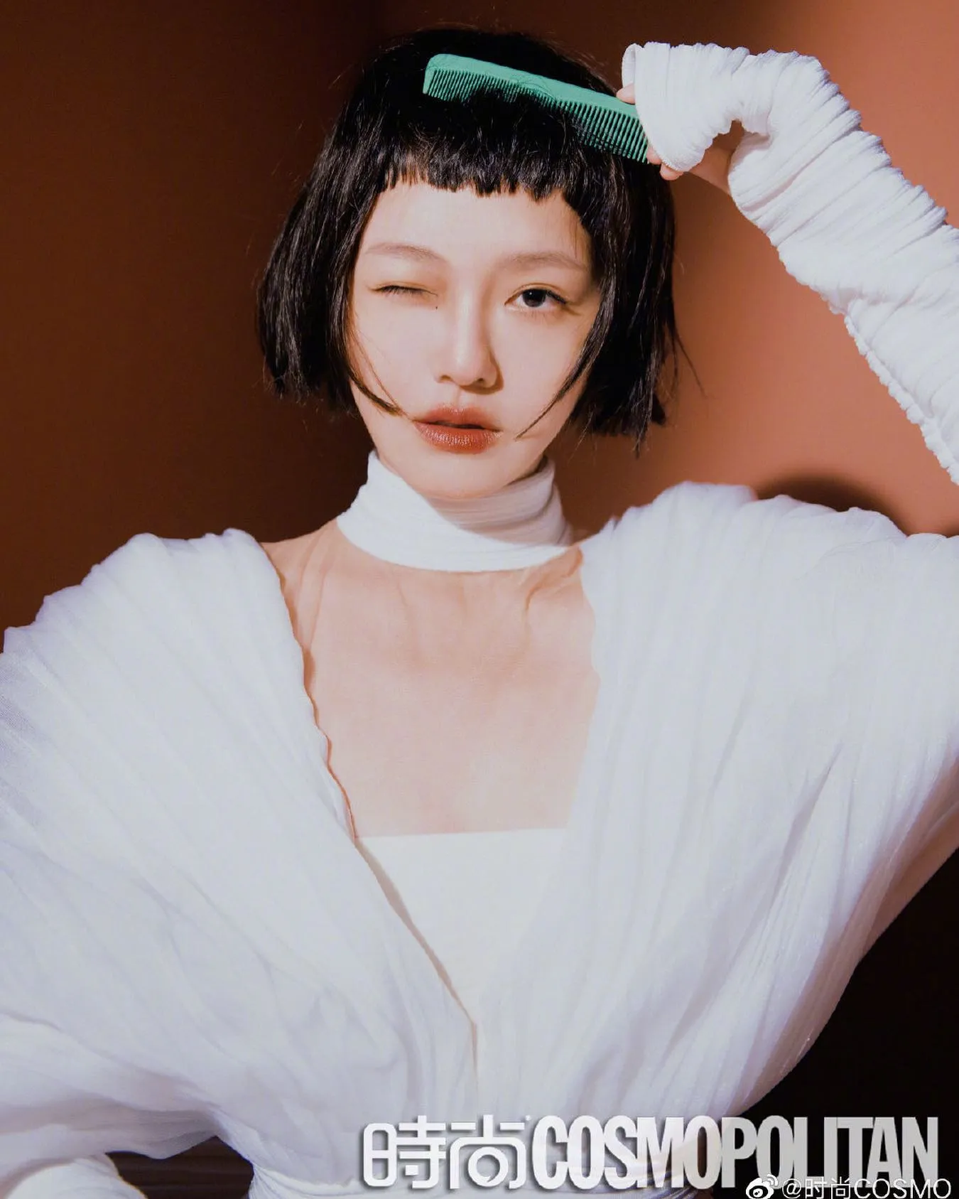 Bahkan, Wang Xiaofei juga mengatakan sang mantan istri menggunakan kartu kreditnya untuk membeli barang mewah senilai sekitar 376.000 USD (sekitar 21,7 miliar) empat bulan sebelum perceraian mereka untuk suaminya saat ini.