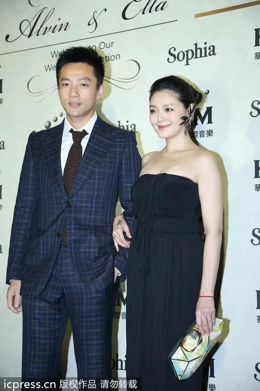 Sejak bercerai di tahun 2021, muncul drama di antara Barbie Hsu dan Wang Xiaofei yang puncaknya terjadi pada Desember 2022.