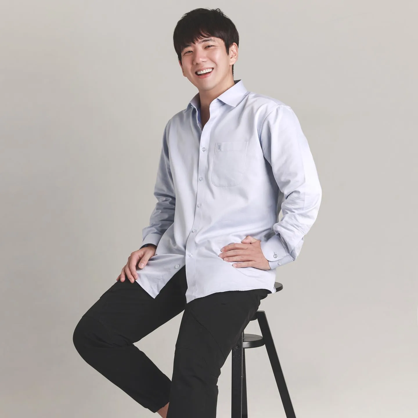 Baru-baru ini, salah satu foto kakak Jisoo yang bernama Junghoon ramai disorot oleh netizen di media sosial.