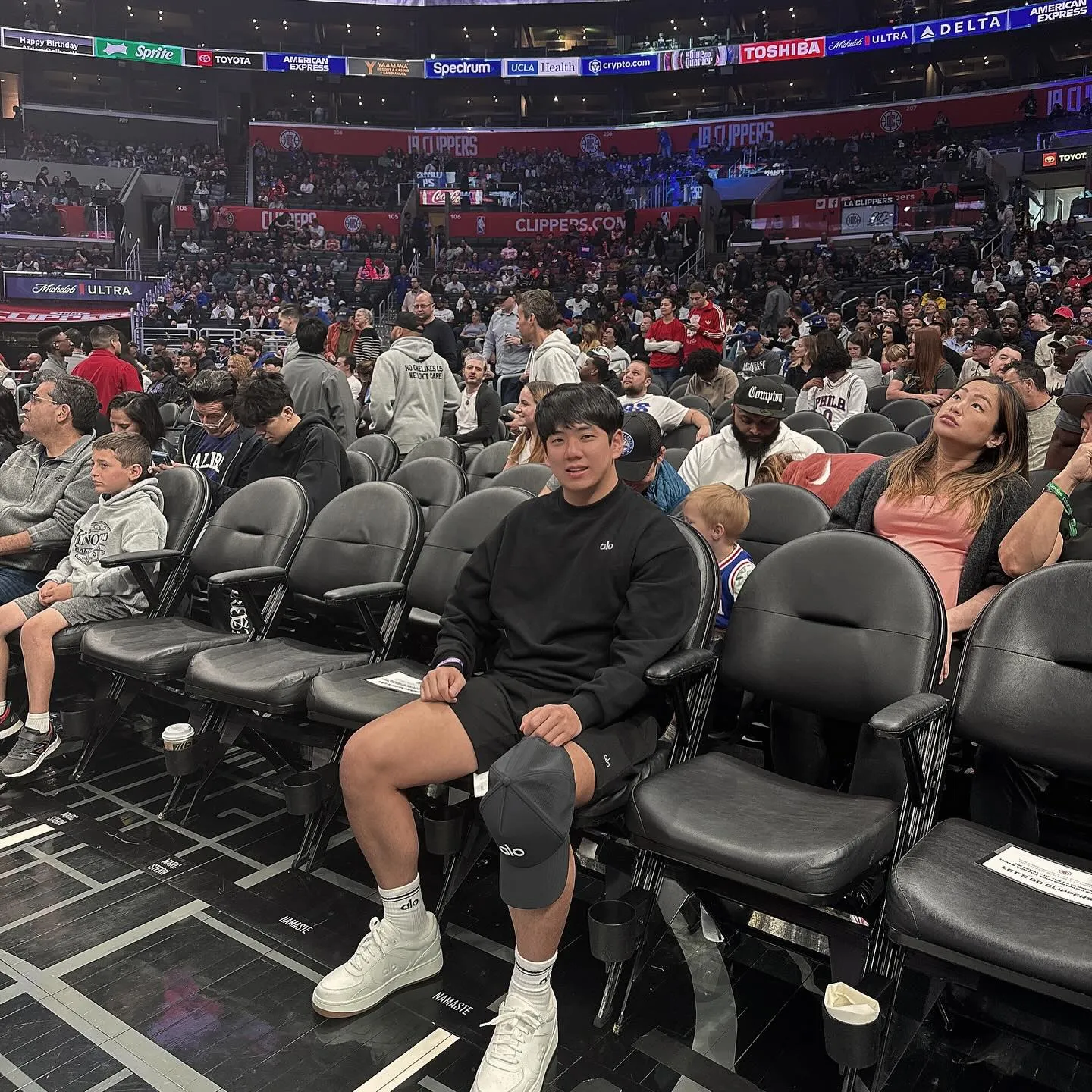 Dalam foto yang diunggahnya di Instagram, Junghoon tampak menonton acara olahraga yang langsung mencuri perhatian karena penampilannya.