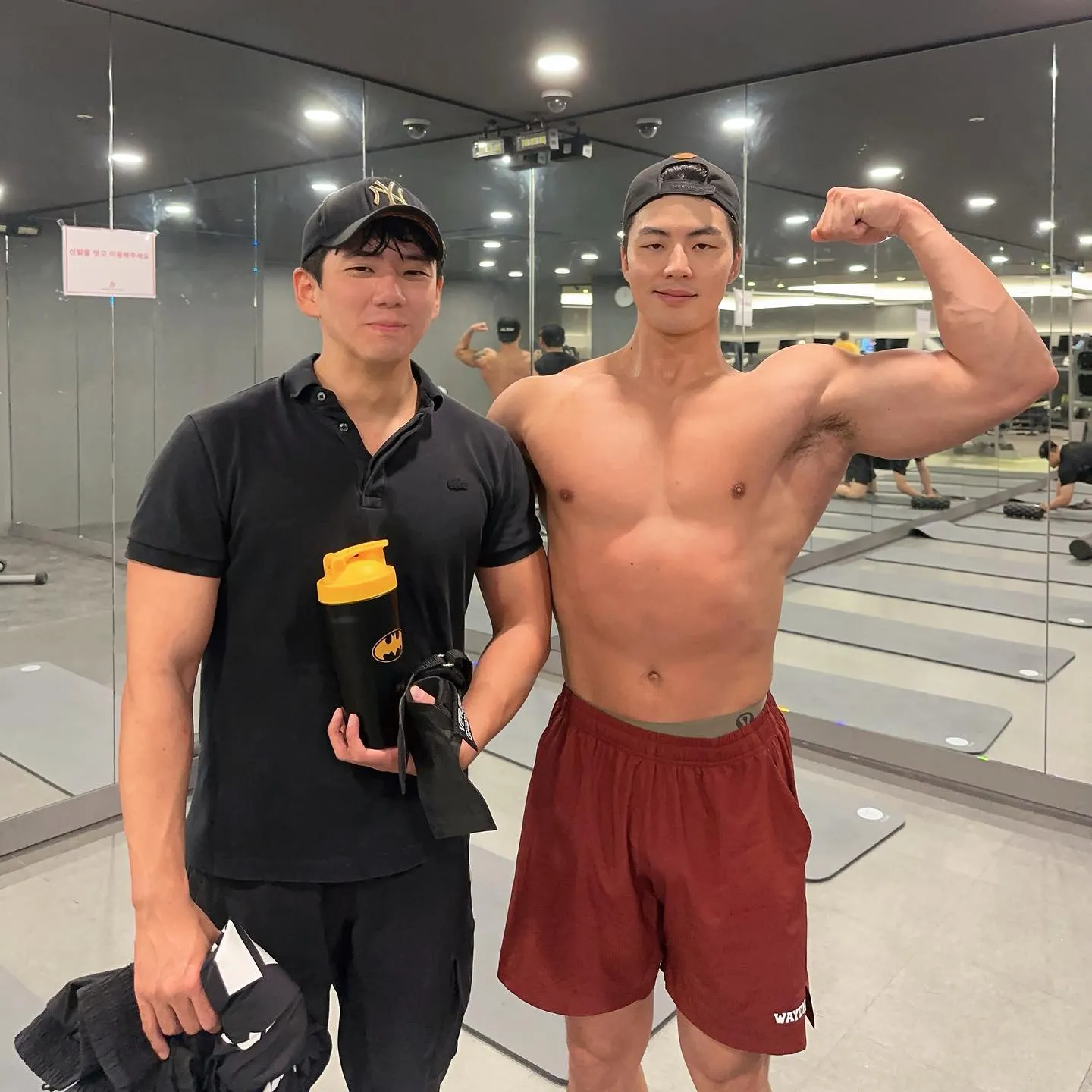 Fans pun dibuat gemas dengan bentuk dukungan Junghoon untuk Jisoo dengan memakai Alo. Tapi di saat yang sama, mereka juga mengomentari visualnya.