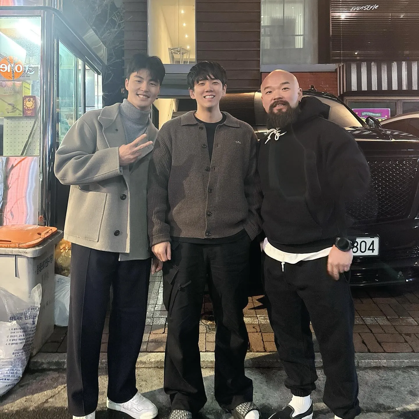 Tak sedikit fans yang sepakat bahwa Junghoon memiliki banyak kesamaan fitur wajah dengan adiknya, Jisoo.