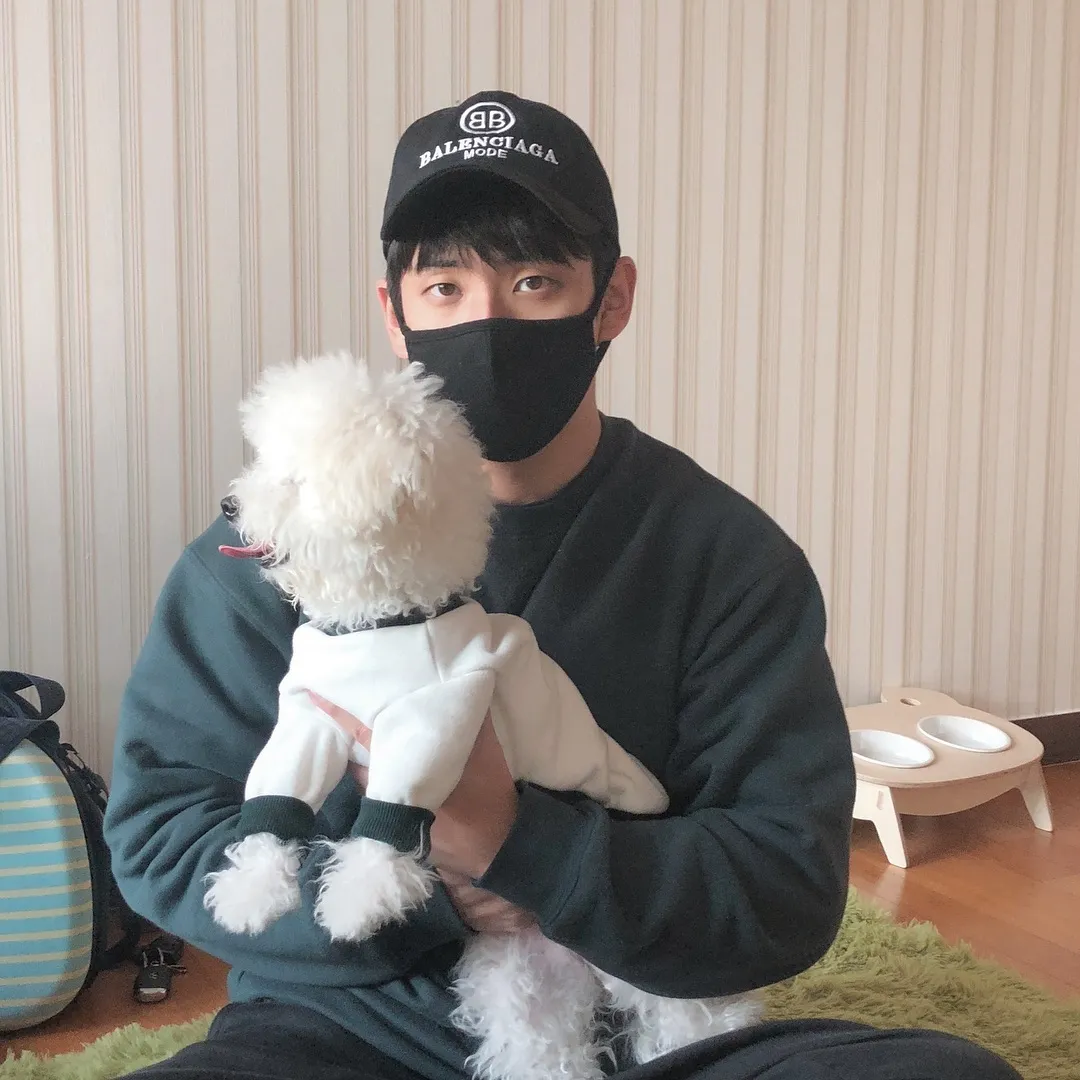 Junghoon bahkan disebut Jisoo versi cowok. Orang yang nggak tahu bisa saja bakal percaya kalau mereka disebut kembar.