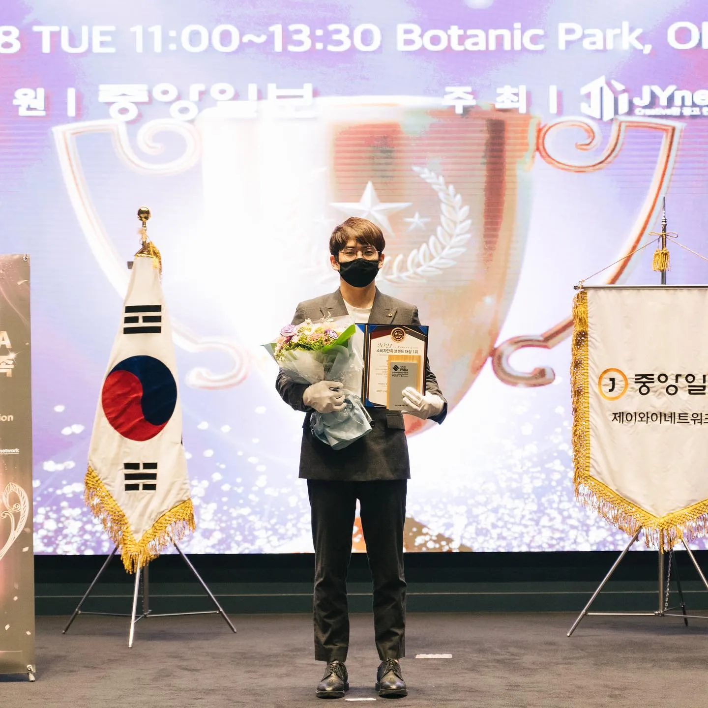 Selain visualnya yang ganteng, sebagian fans juga dibuat salfok dengan postur tubuh Junghoon yang makin terbentuk karena nge-gym.