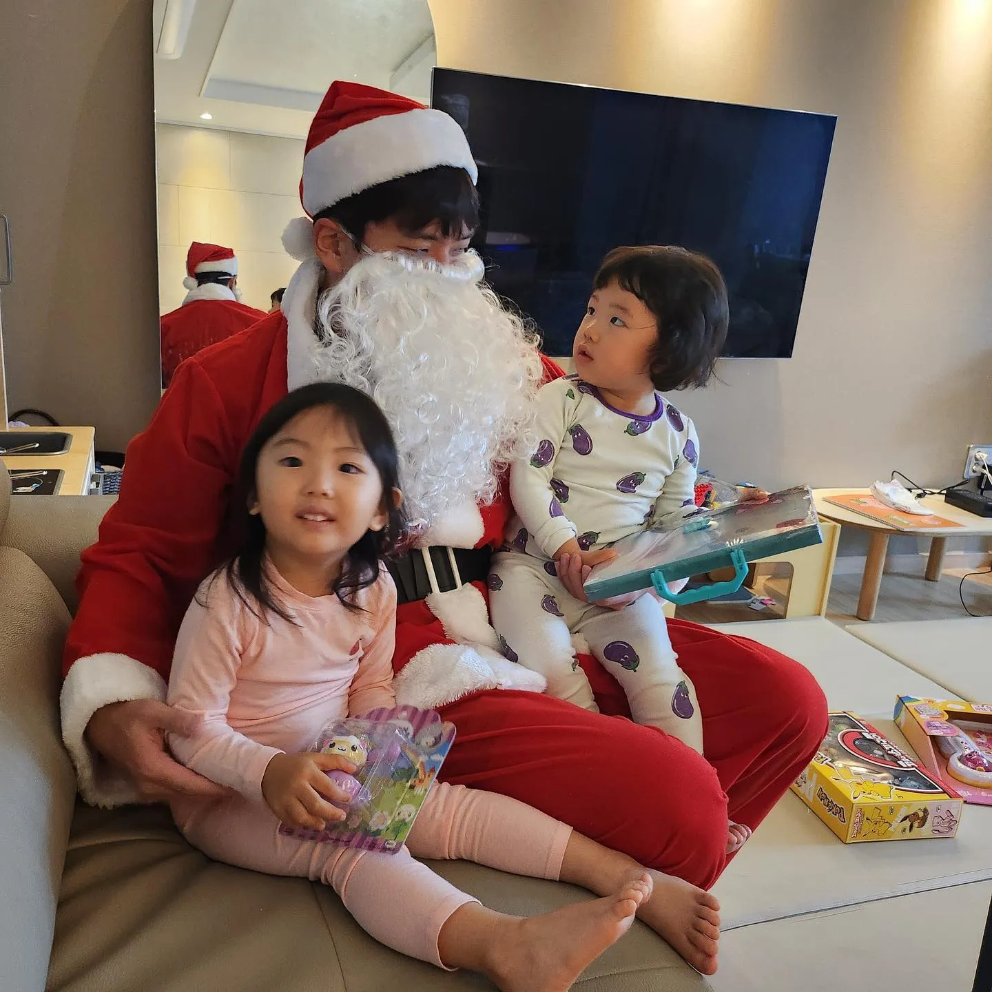 Atas pernikahannya, Junghoon dikaruniai dua orang putri cantik yang kerap dibagikan ke akun media sosial pribadinya.