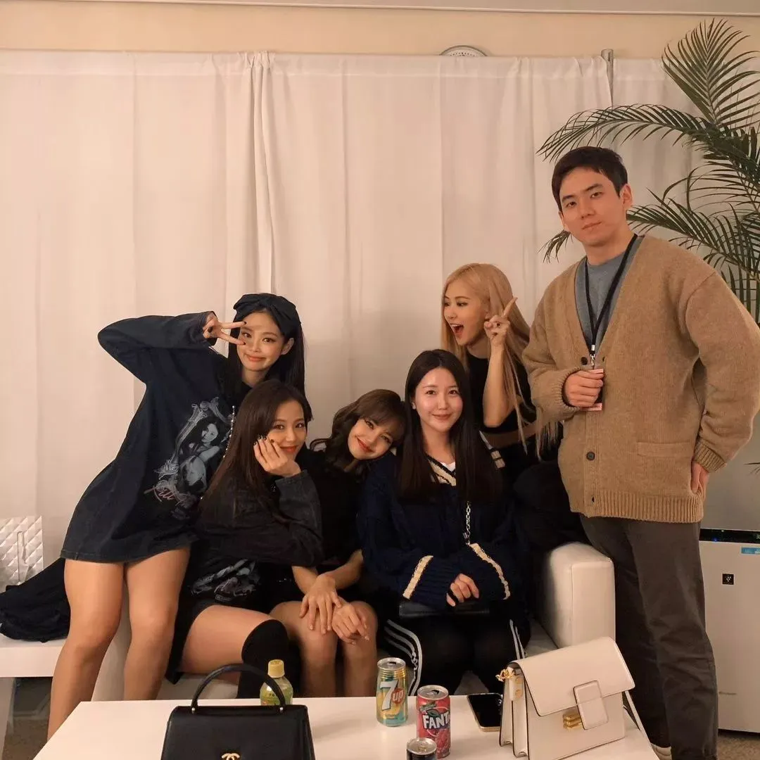 Meski cukup langka untuk melihat satu keluarga dengan gen visual mengalir di setiap anggotanya, Jisoo dan saudara-saudaranya adalah bukti nyata hal itu bisa terjadi.