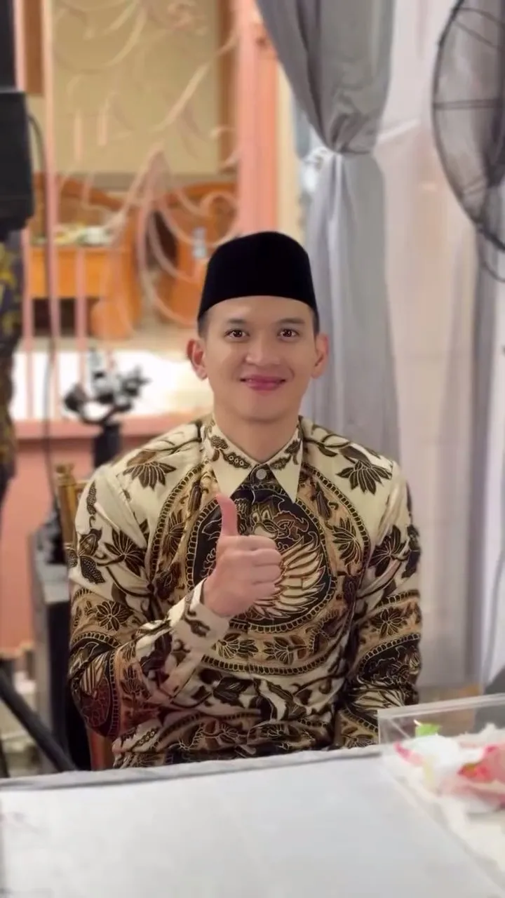 Pakai Kemeja Batik dan Peci