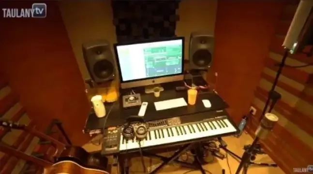 Dilengkapi Peralatan Rekaman dan Instrumen Musik