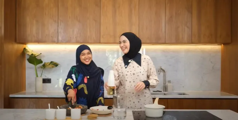 Penuh Keseruan Saat Memasak