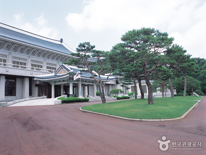 Pohon Berusia 300 Tahun - Arti Warna Biru Bagi Warga Korea, Fakta Seputar Blue House