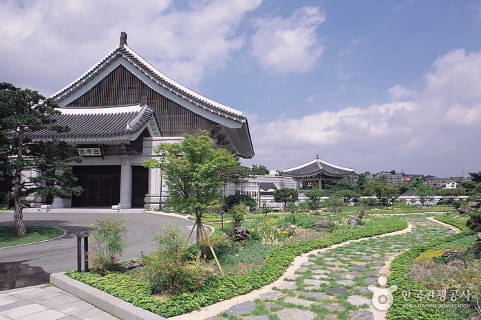 Pohon Berusia 300 Tahun - Arti Warna Biru Bagi Warga Korea, Fakta Seputar Blue House