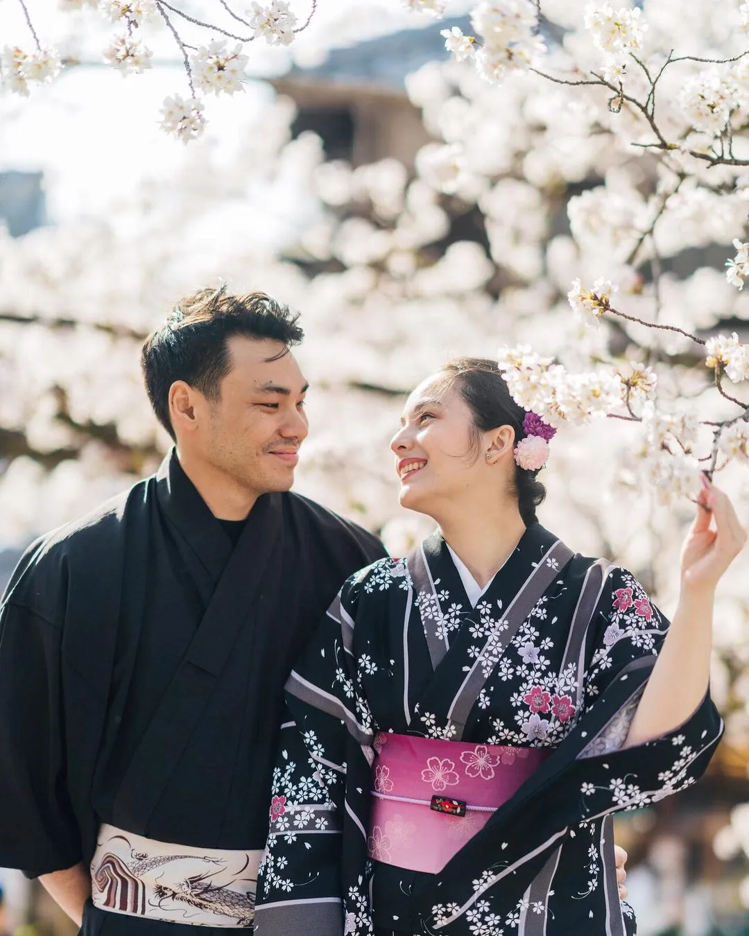 Memakaikan Sepatu ke Anak-Anak