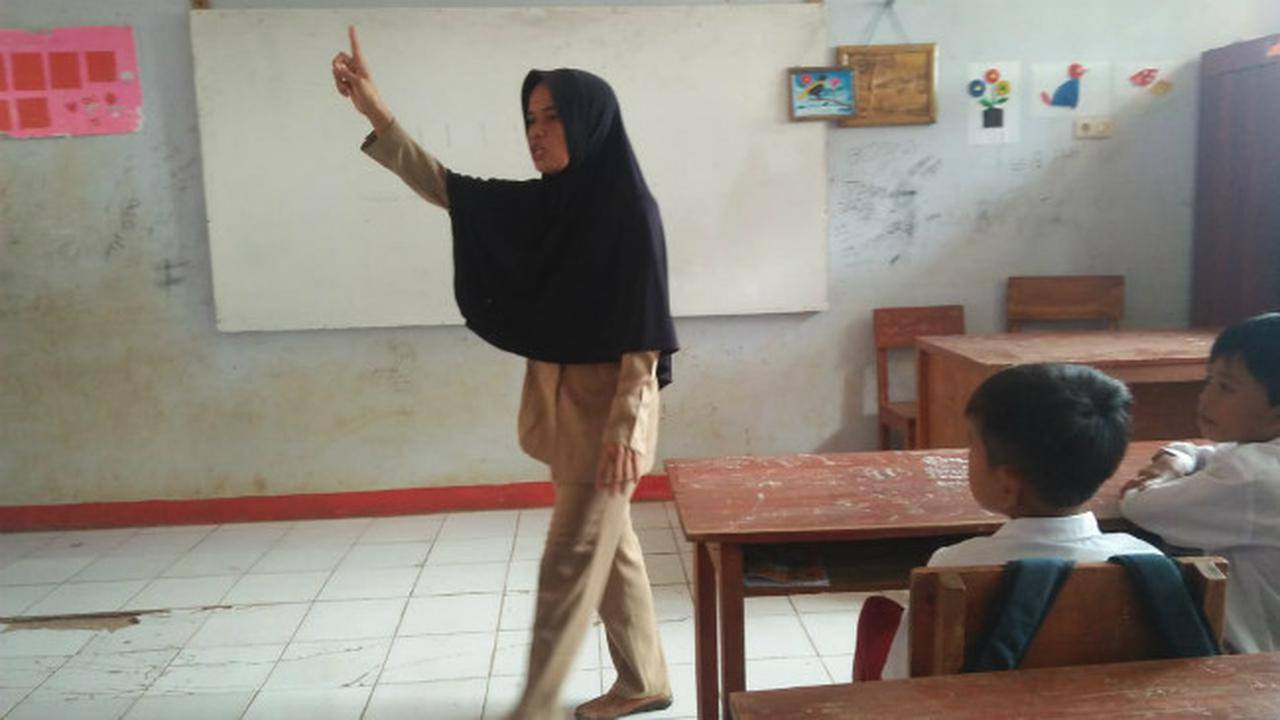 Kisah Haru, Guru SD di Banten Ini Dapat Gaji 350 Sebulan & Tinggal di Toilet Sekolah