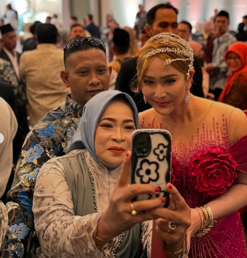 Menerima Foto Bersama Tamu Undangan