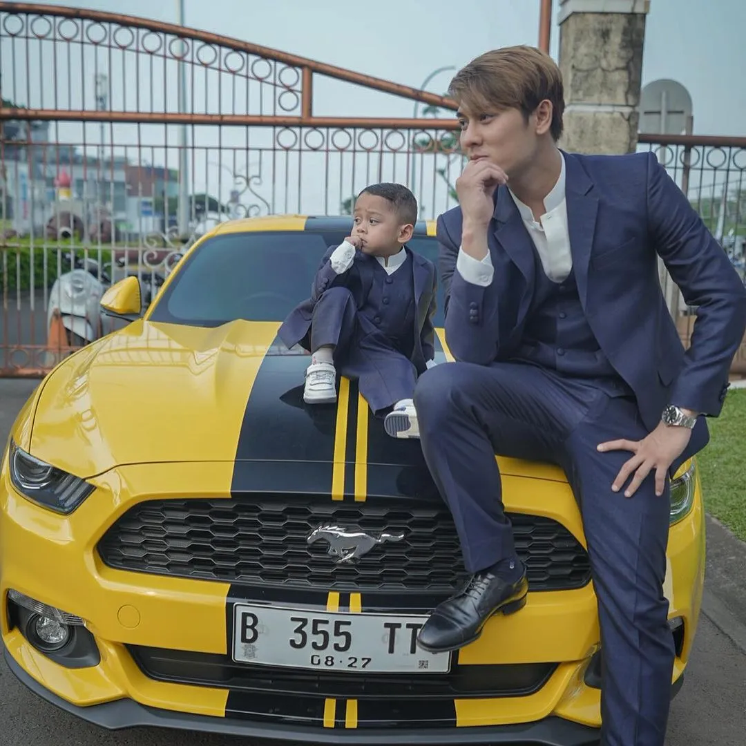 Bergaya dengan Pose yang Kompak