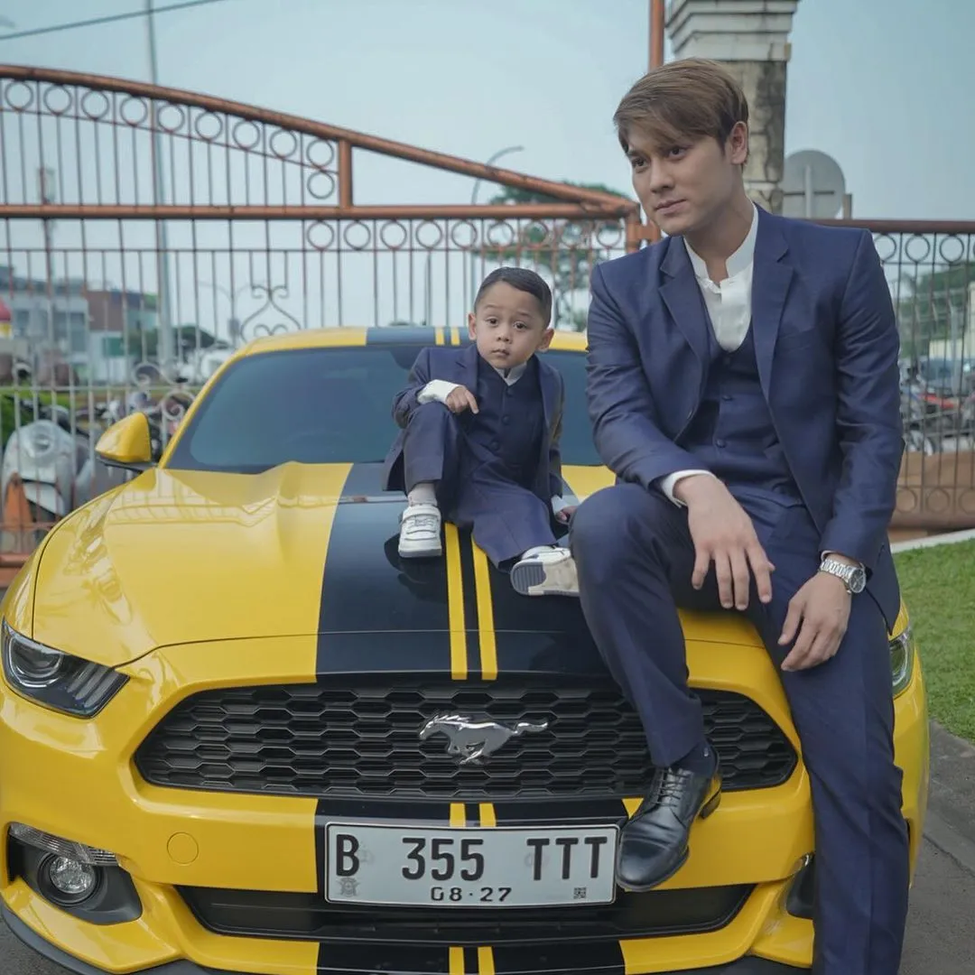 Kompak Kenakan Jas Berwarna Senada