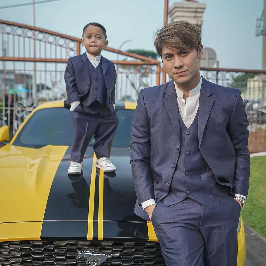 Pose di Atas Mobil Sport