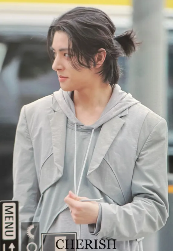 Jake langsung bikin heboh fans saat dia muncul dengan manbun, alias rambut diikat. Udah gitu lihat deh side profilenya? Flawless!