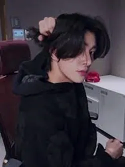 Jake pernah nih pas nge-live bikin manbun ala-ala dengan memegang rambutnya. Gini aja udah bikin hati dag dig dug loh!