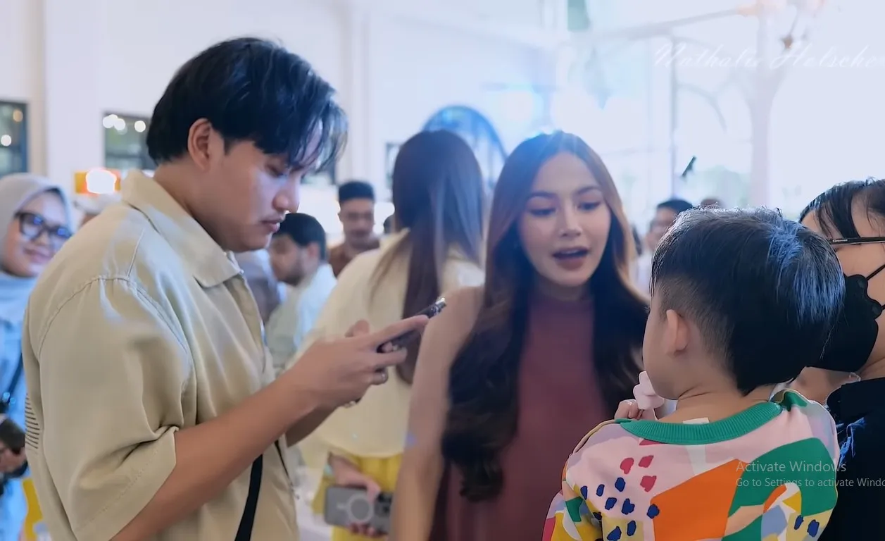 Ketemu di Ultah Azura