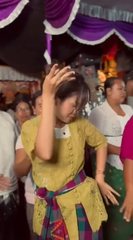 Ikut Tradisi Ngurek di Bali