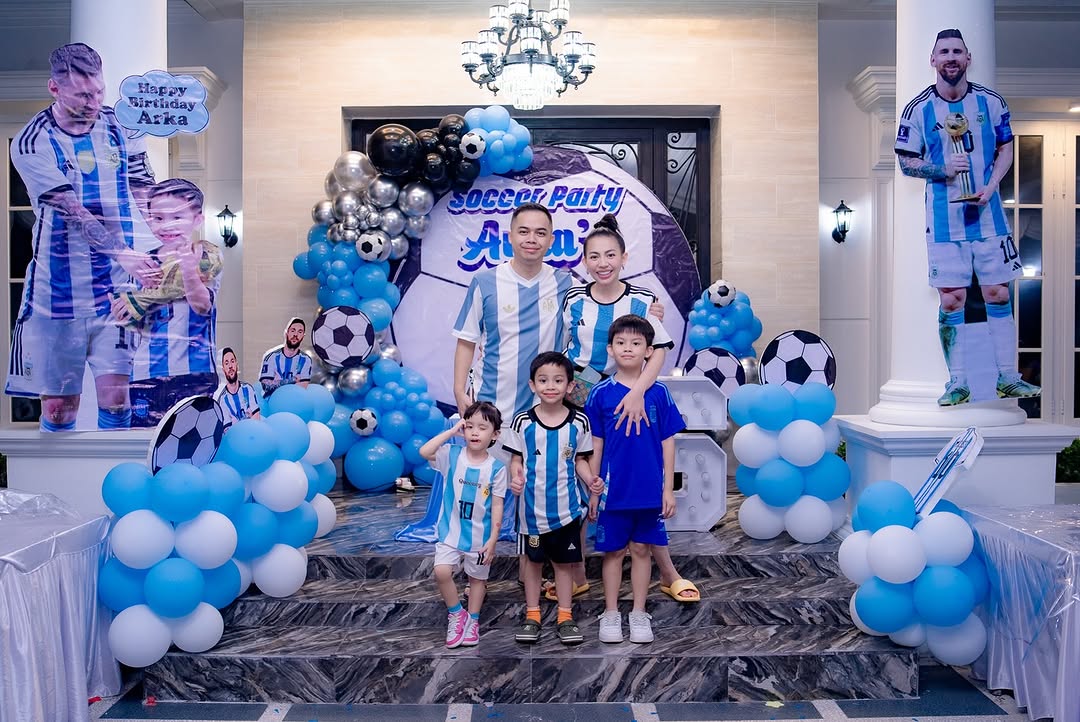 Pesta Ulang Tahun Bertema Soccer Party dengan Dekorasi Serba Biru-Putih