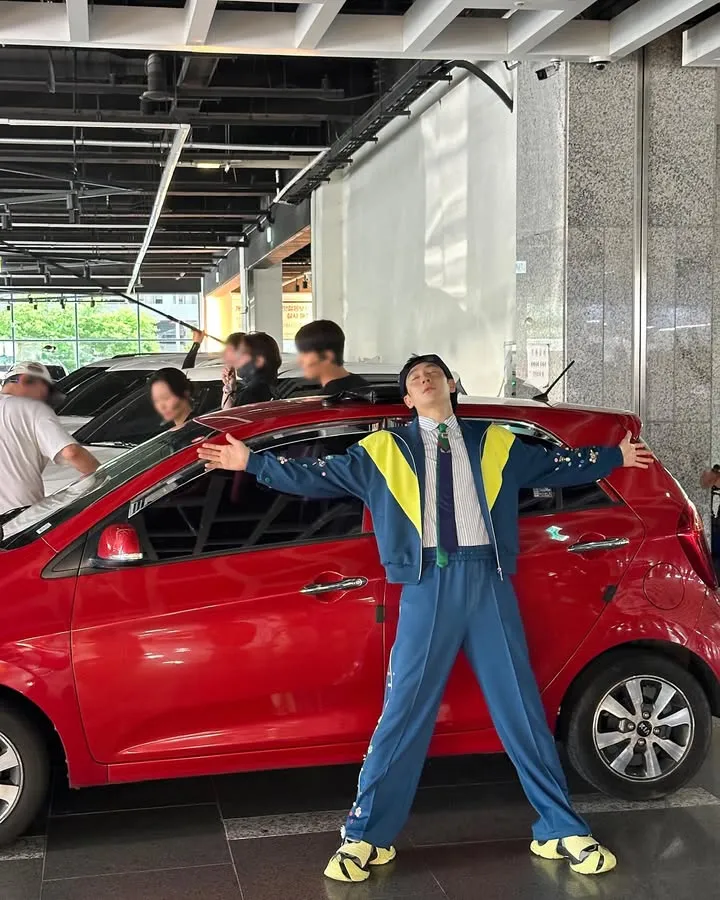 Outfit Sporty dengan Sentuhan Warna Cerah