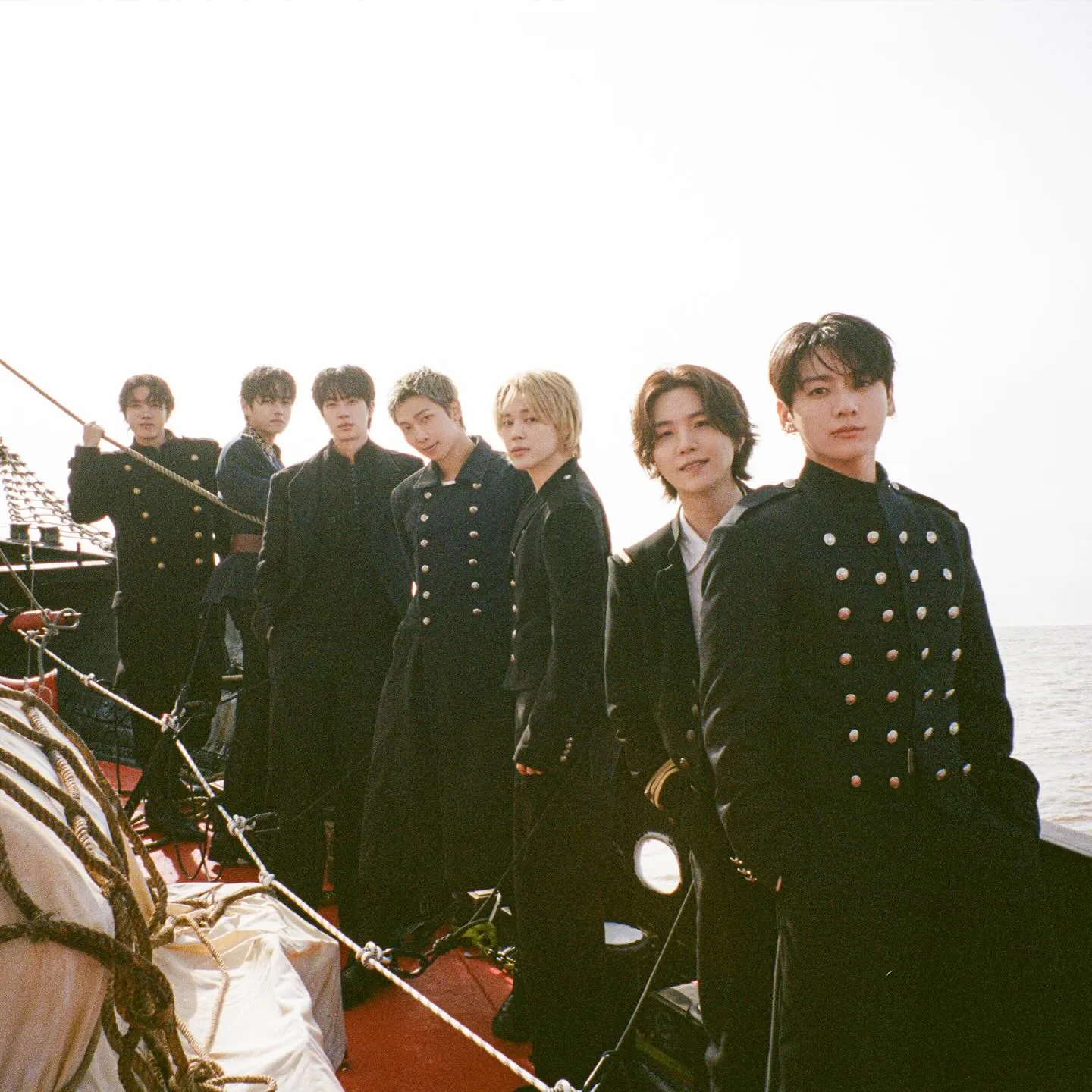 Dominasi Tangga Lagu Global dengan Lagu Utama 'Swim'