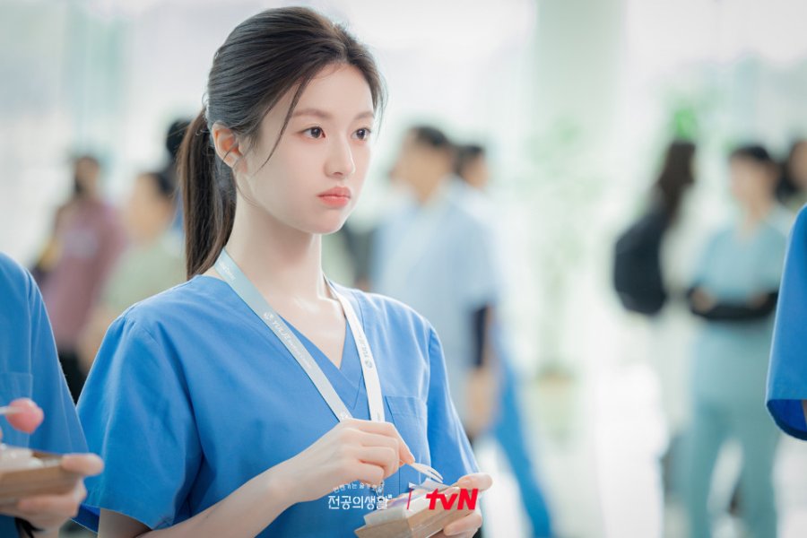 Go Youn Jung Tampil Kuat Lewat Peran di Resident Playbook