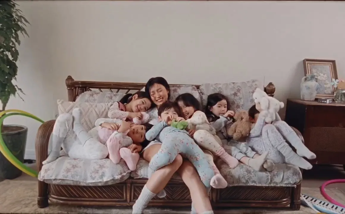 Perlihatkan Sisi Keibuan Hwasa