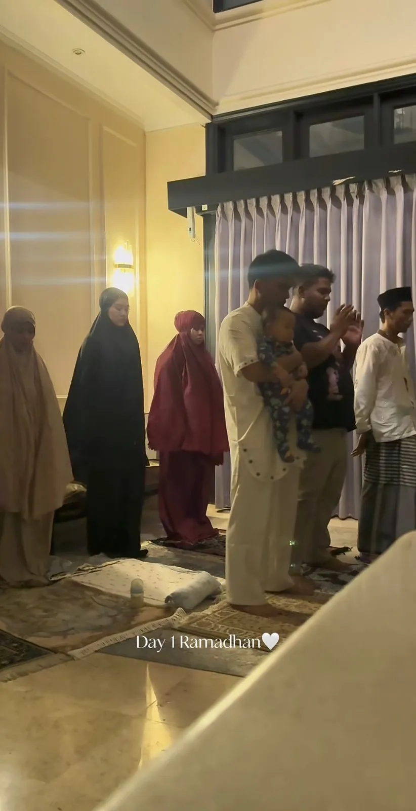 Thariq Halilintar dan Aaliyah Massaid Salat Tarawih Berjamaah di Rumah