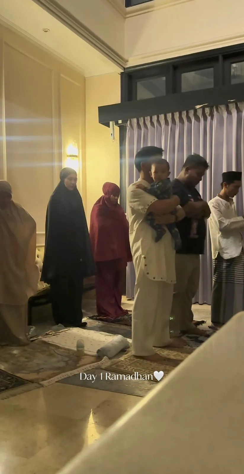 Arash Ikut Menemani Orang Tua Beribadah