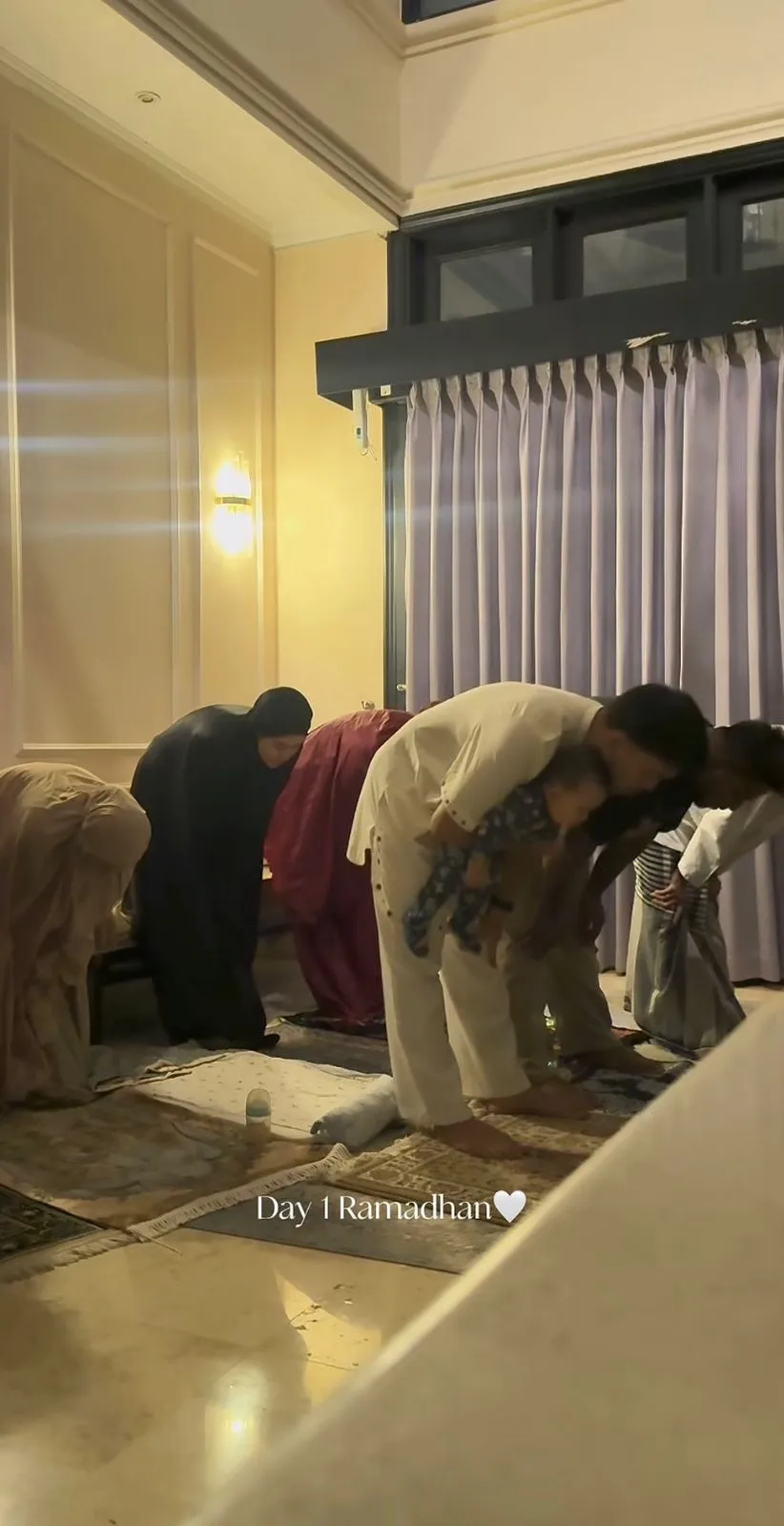 Thariq Halilintar Gendong Arash Saat Salat Tarawih