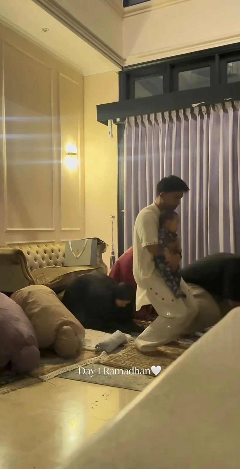 Suasana Hangat dan Khidmat dalam Ibadah Keluarga