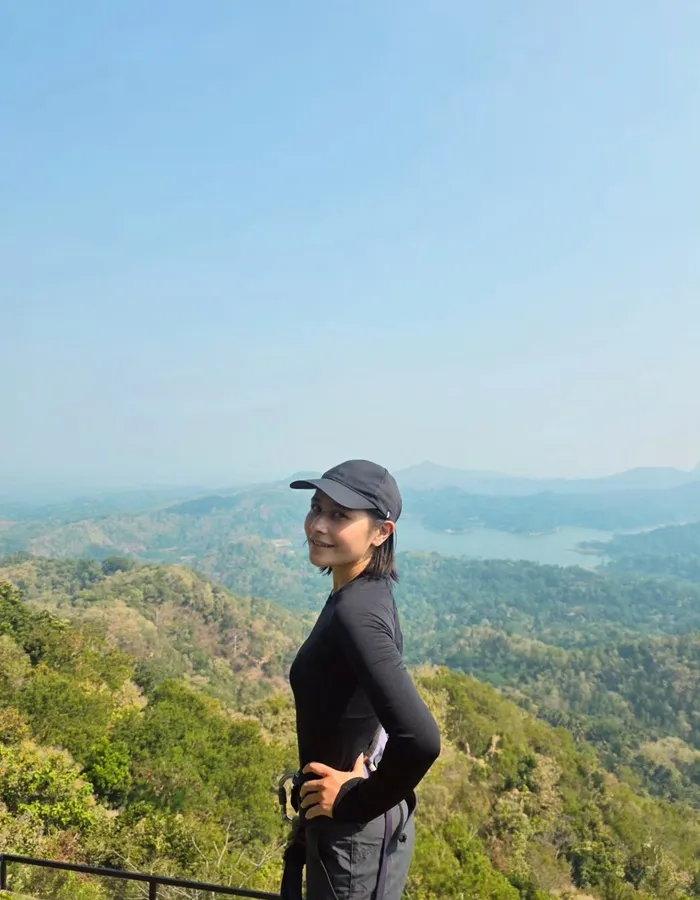 Tampil Kasual dengan Latar Panorama Alam Kulon Progo