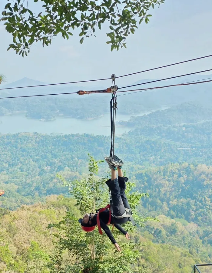 Tantang Adrenalin dengan Flying Fox