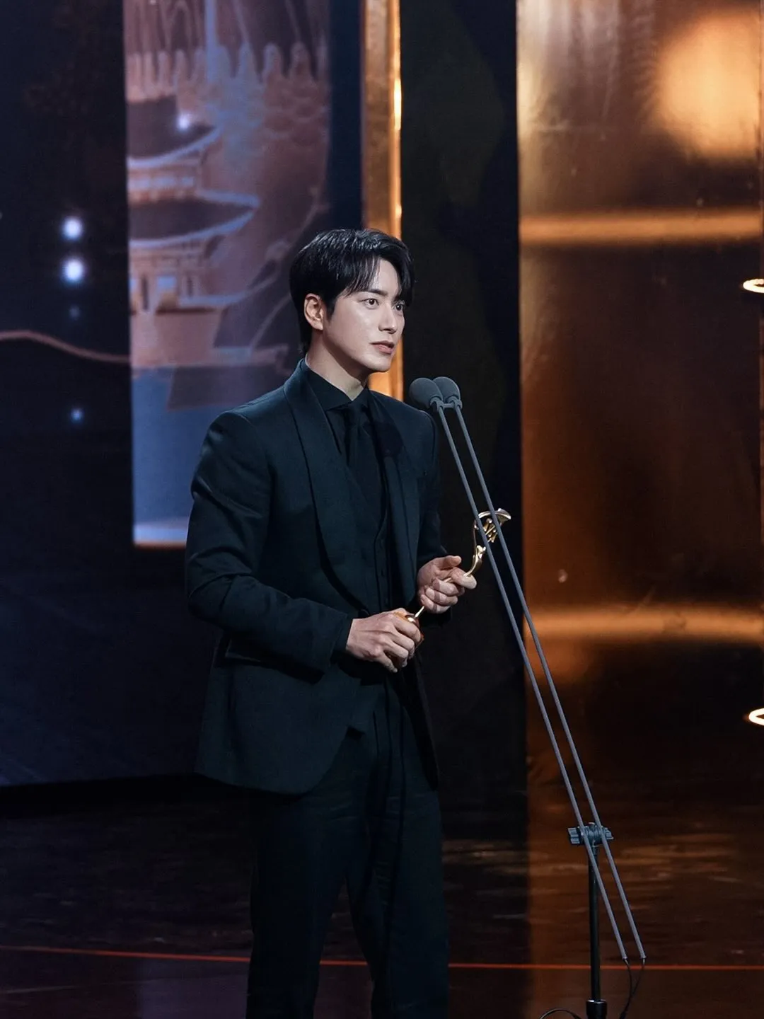 Penghargaan Bergengsi Lee Jun Hyuk