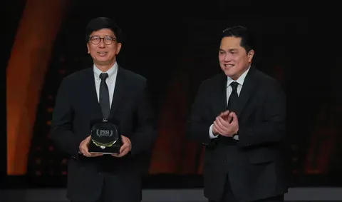 Sutanto Hartono saat menerima penghargaan dari Erick Thohir di PSSI Awards 2026.
