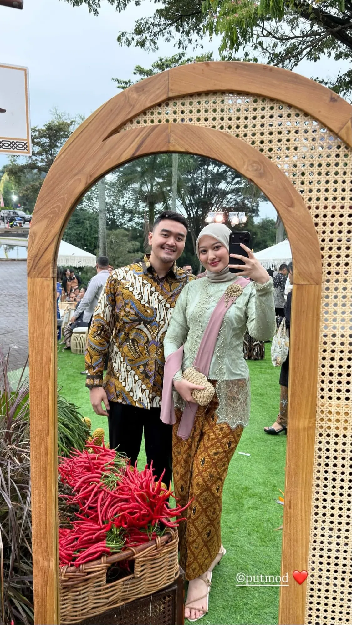 Puteri Modiyanti dan Pacar di Nikahan Darma