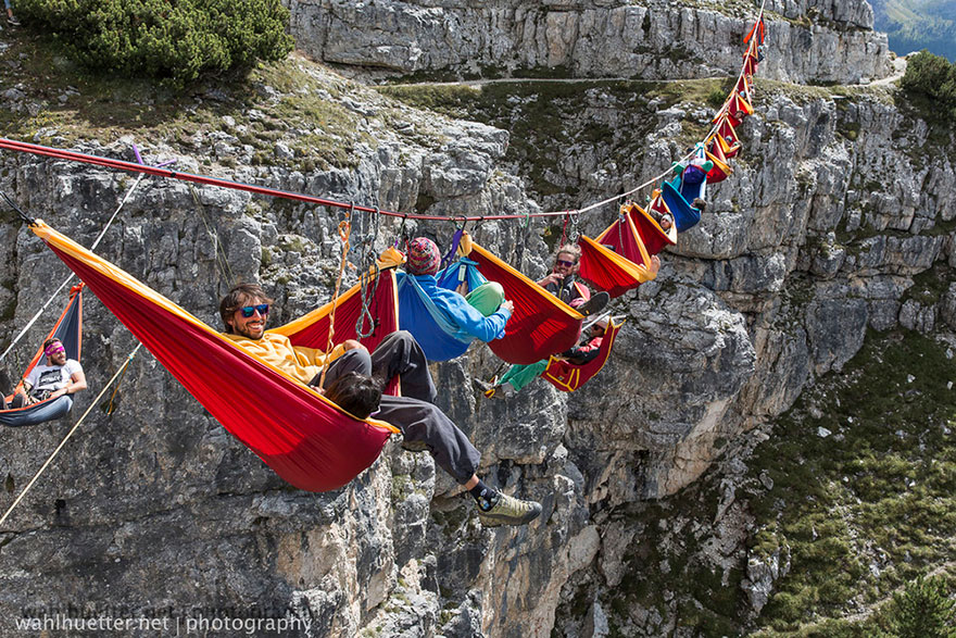 Wisata Ekstrim Tidur Bergantung Di Pegunungan Alpen