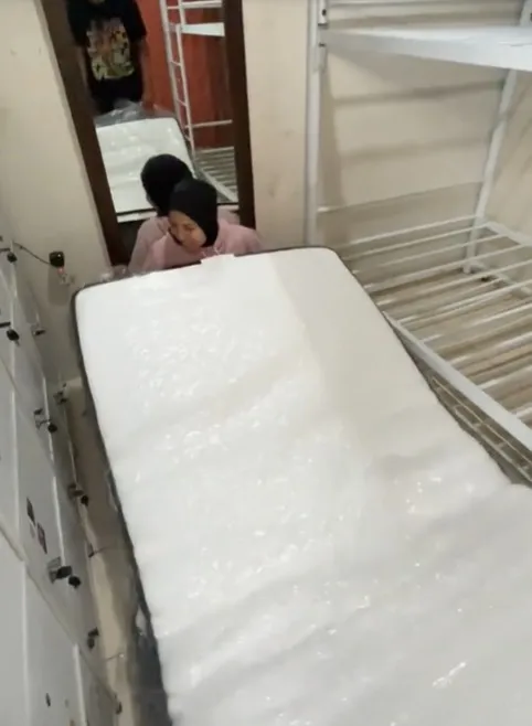 Tya Ariestya Mengganti Kasur di Kamar ART-nya