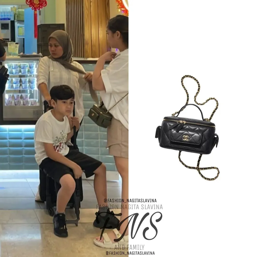 Baru-baru ini Nagita Slavina membagikan kegiatannya jalan-jalan bareng anak. Seperti biasa penampilannya yang kasual namun harga fantastis, tas Chanel ini capai Rp 47.000.000, lho.