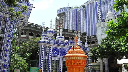 'Masjid Jin' Bergaya Persia di Turen, Malang