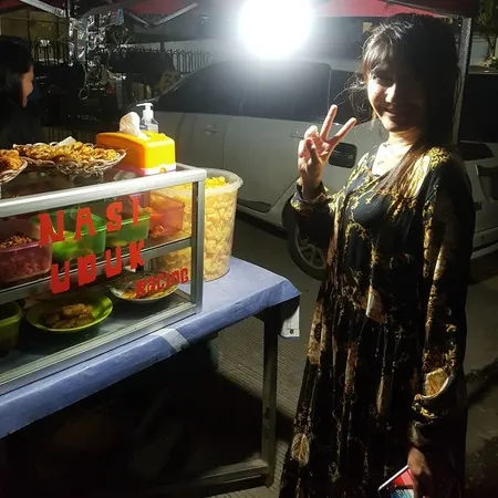 10 Fashion Revi Mariska Saat Jalan-Jalan, Foto OOTD di Warung Sampai Toilet Mall