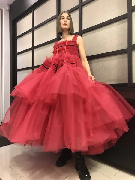 10 Fashion Selebriti Hollywood di Ajang Golden Globes 2021, Tetap Mewah Meski Tak Hadir di Red Carpet