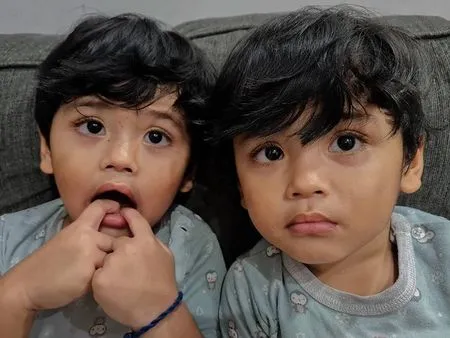 10 Foto Arka dan Arki Bocah Kembar Ganteng yang Viral di Tik Tok, Masih Anak-Anak Sudah Fashionable Banget!
