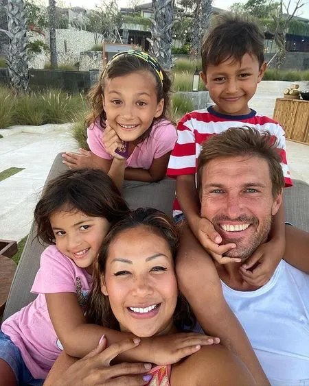 10 Foto Byron, Anak Indah Kalalo yang Jago Surfing di Usia 7 Tahun dan Seganteng Papanya